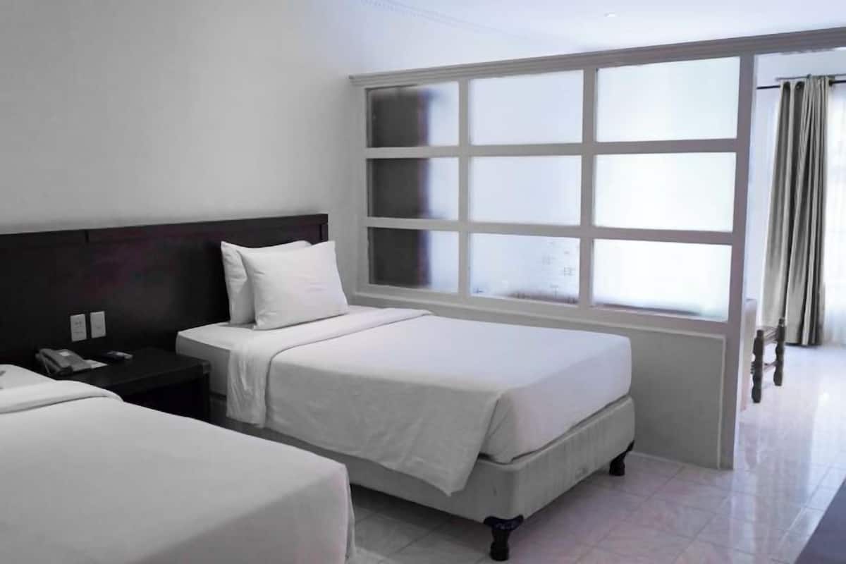 خزنة داخل الغرفة ومكتب وستائر تعتيم وواي فاي مجانًا