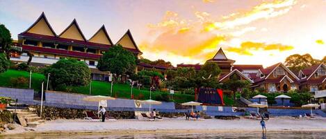 Privatstrand, weißer Sandstrand, Shuttle zum Strand, Strandbar