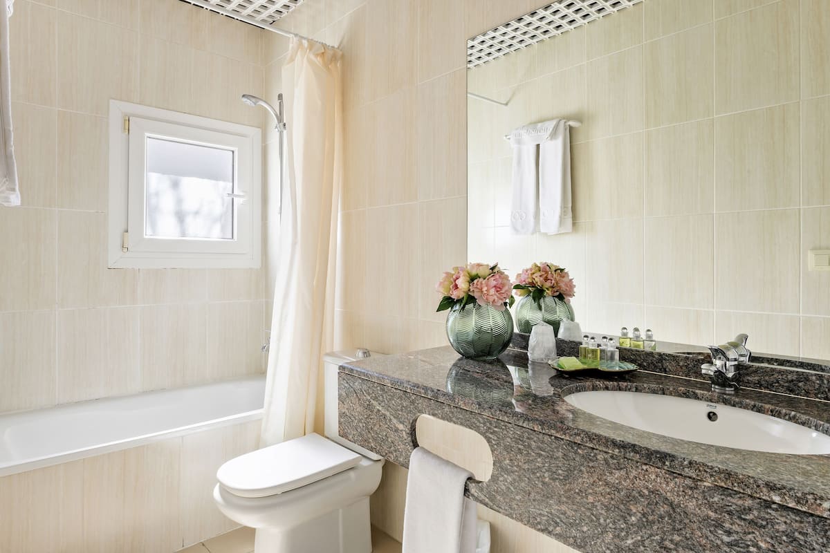 double room | bathroom | free toiletries, hair dryer, towels, soap