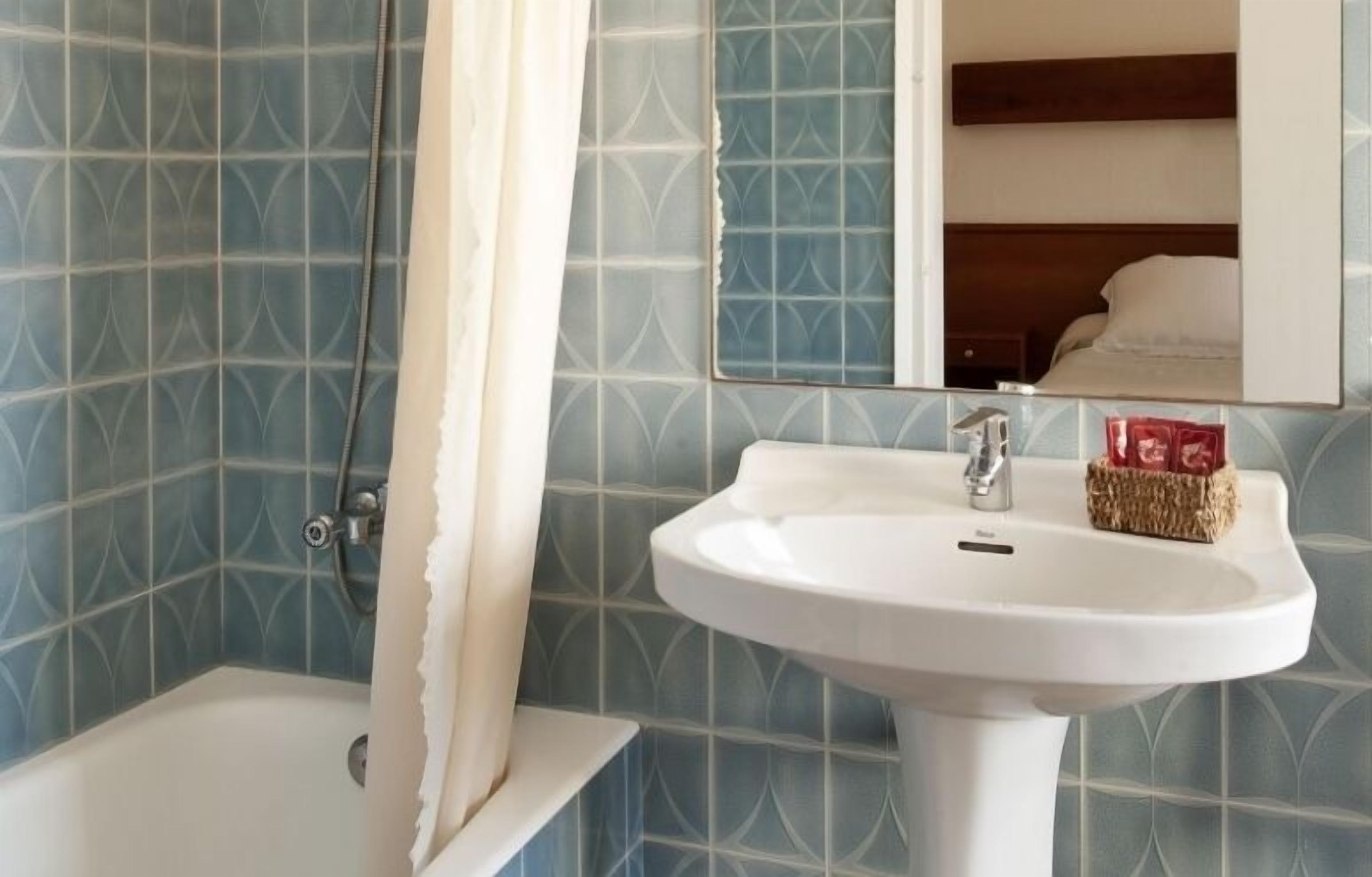 economy triple room | bathroom | free toiletries, hair dryer, towels, soap