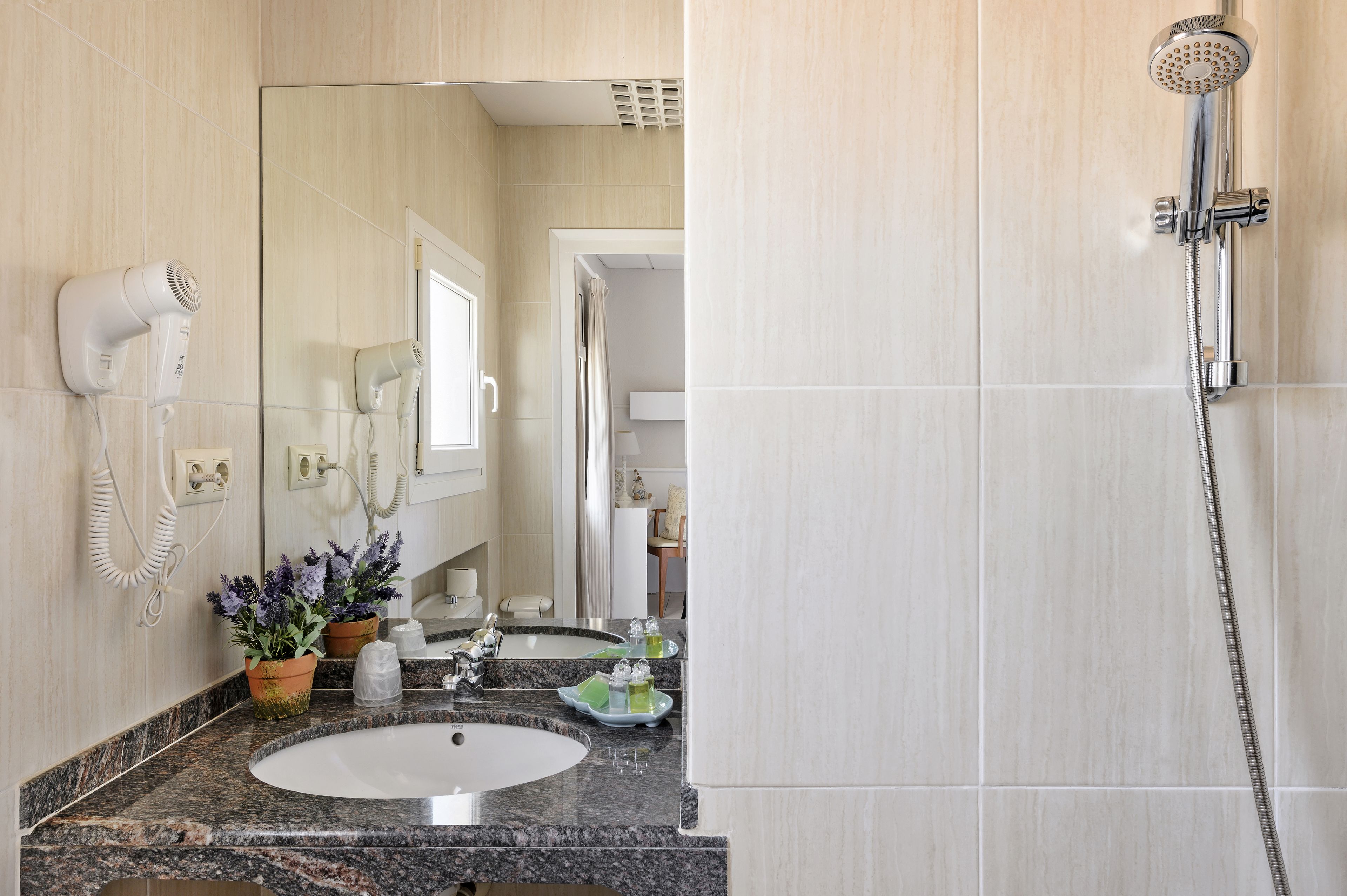 double room | desk, iron/ironing board, free cots/infant beds, free wifi