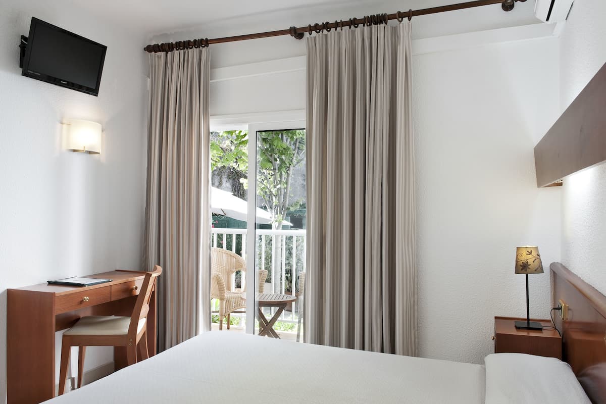 Chambre Double, balcon | Bureau, fer et planche à repasser, lits bébé (gratuits), Wi-Fi gratuit