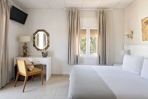 Quarto casal superior, terraço, vista para o mar | Escrivaninha, ferros/tábuas de passar roupa, berços grátis