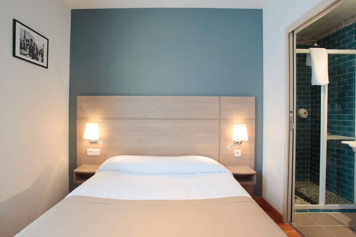 Een kluis op de kamer, een bureau, geluiddichte muren, babybedden