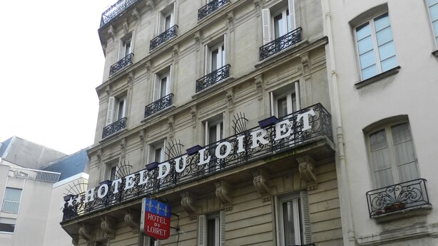 A building with the sign "HOTEL DU LOIRET" indicating a hotel. - Grand Hôtel du Loiret (Paris)