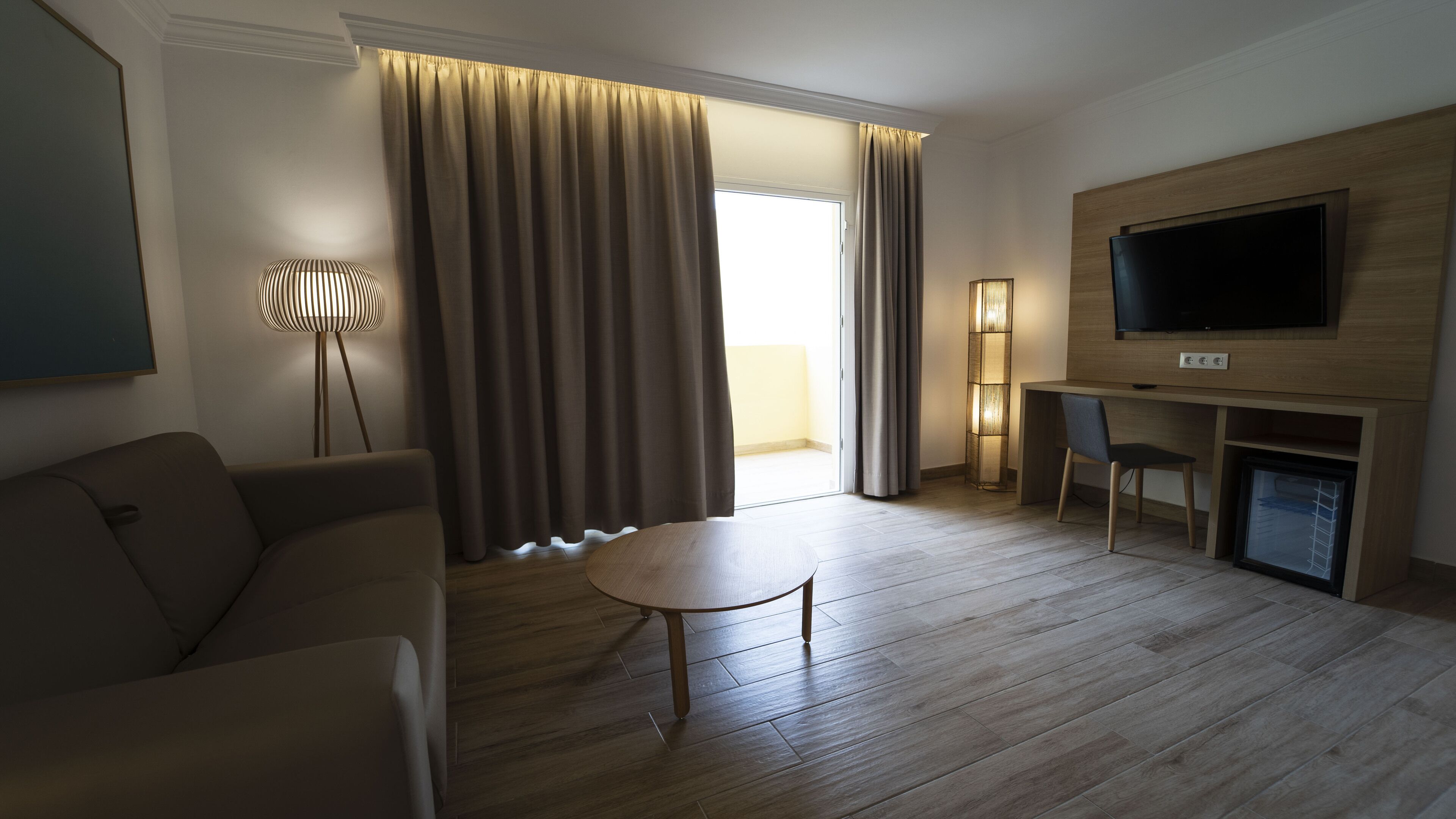 junior suite | in-room safe, desk, free wifi, bed sheets