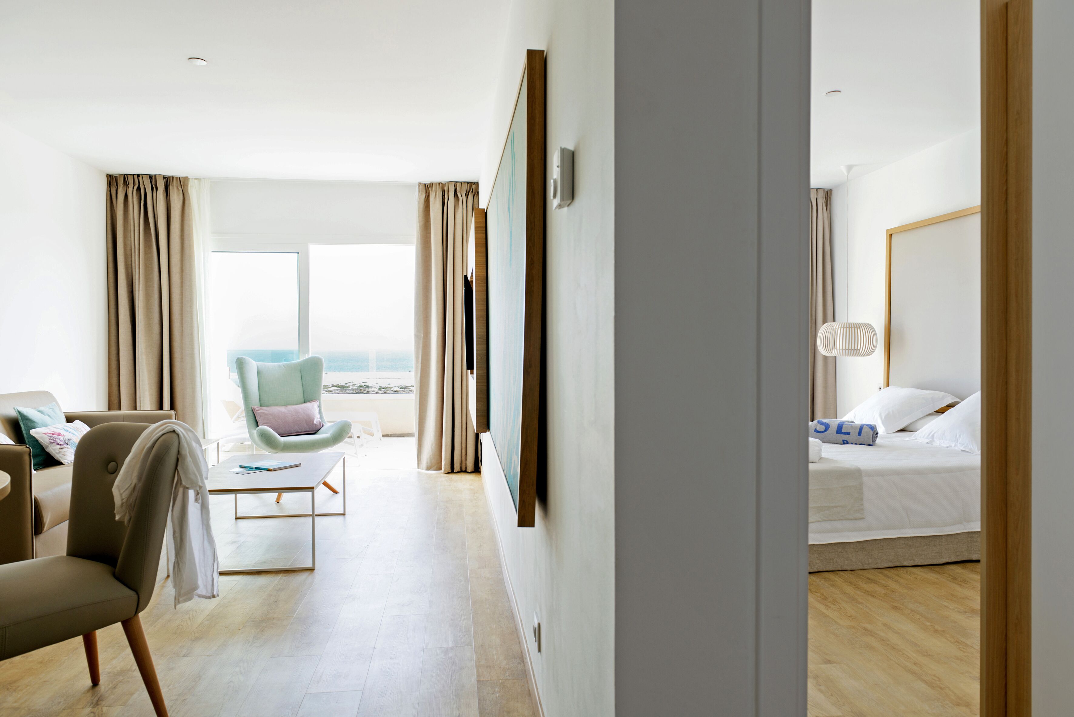 suite | in-room safe, desk, free wifi, bed sheets