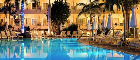 Una piscina cubierta, 2 piscinas al aire libre, tumbonas