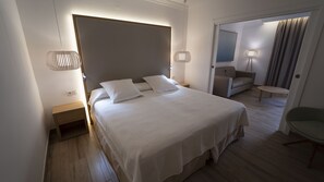 Suite Junior | Coffres-forts dans les chambres, bureau, Wi-Fi gratuit, draps fournis