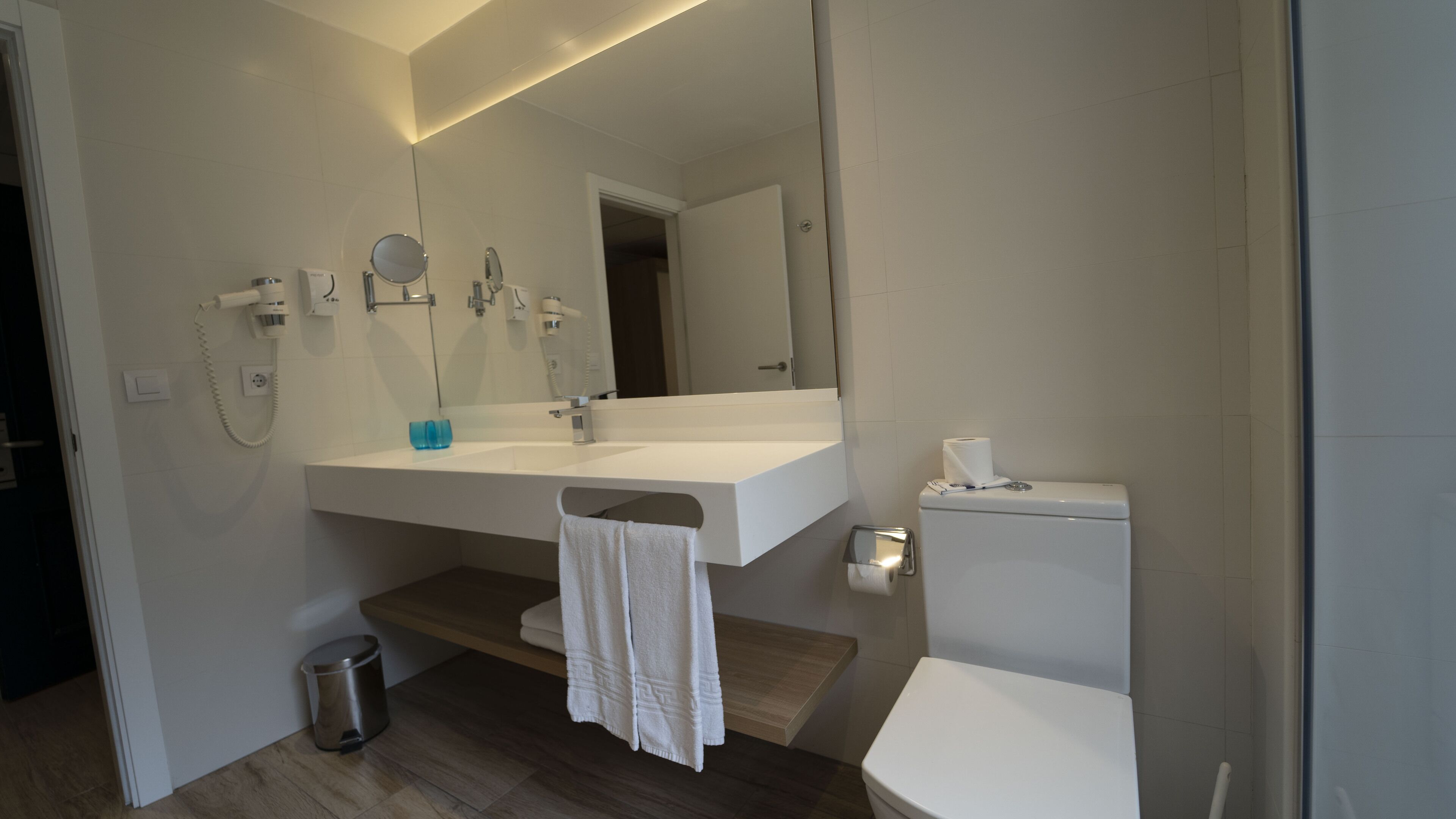 junior suite | bathroom | free toiletries, hair dryer, towels