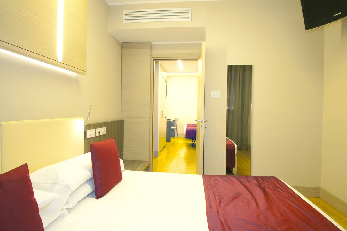Minibar, coffres-forts dans les chambres, bureau