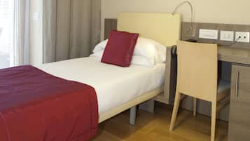 Kamar Single Standar | Minibar, brankas, meja kerja, dan ruang kerja ramah laptop