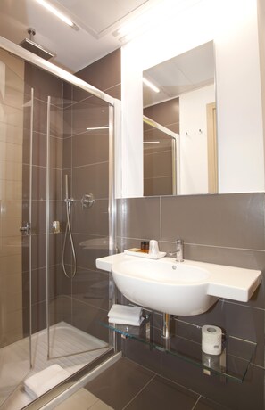 Dusche, Regendusche, kostenlose Toilettenartikel, Haartrockner