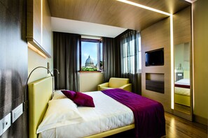 Junior Suite | Minibar, in-room safe, desk, laptop workspace