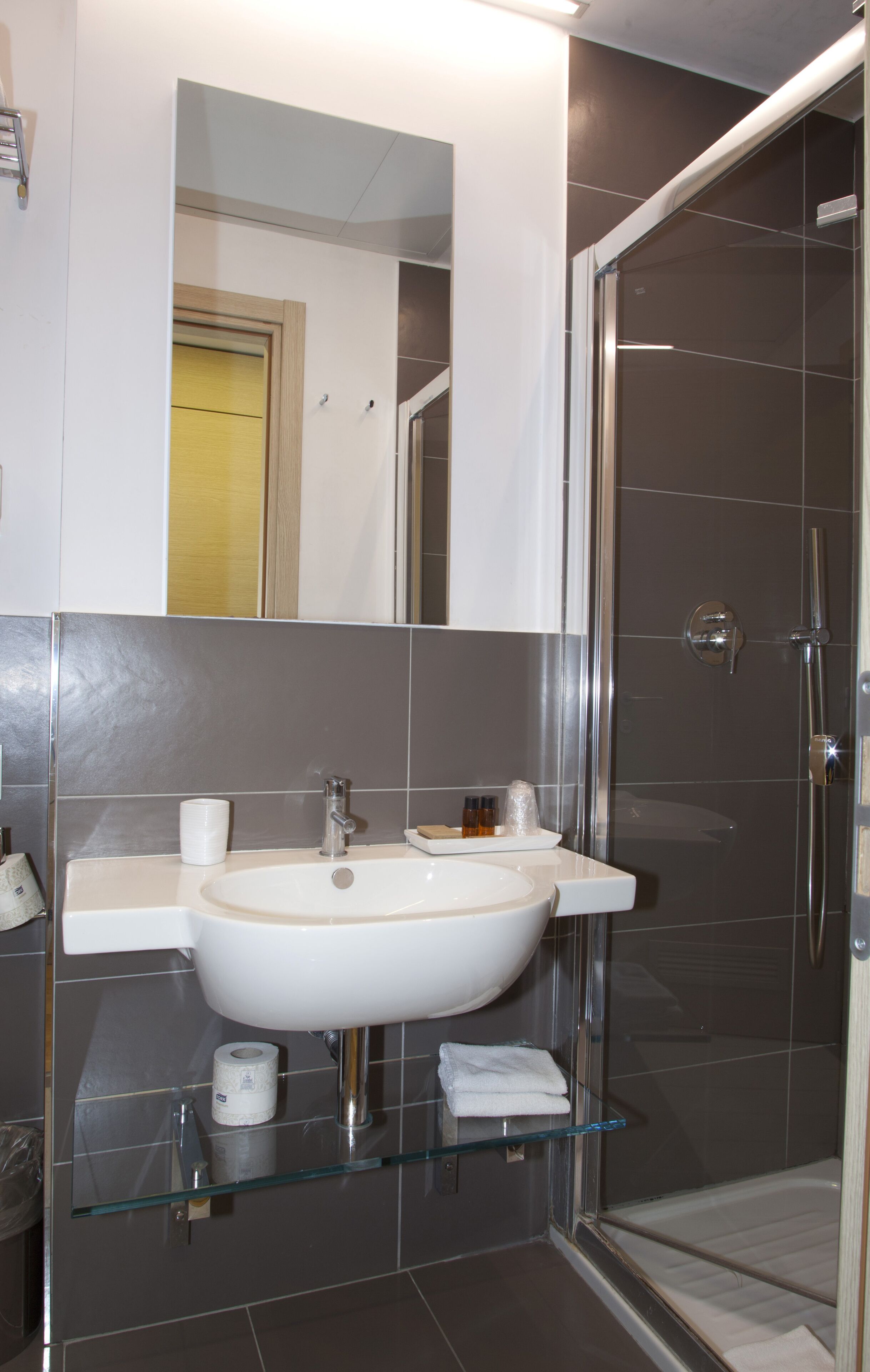 shower, rainfall showerhead, free toiletries, hair dryer