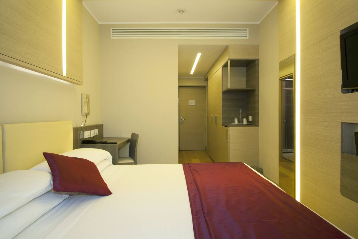 Minibar, coffres-forts dans les chambres, bureau