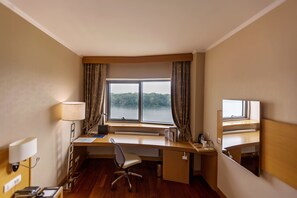 Habitació superior, vistes al riu | 1 dormitori, caixa forta a l'habitació i cortines opaques 