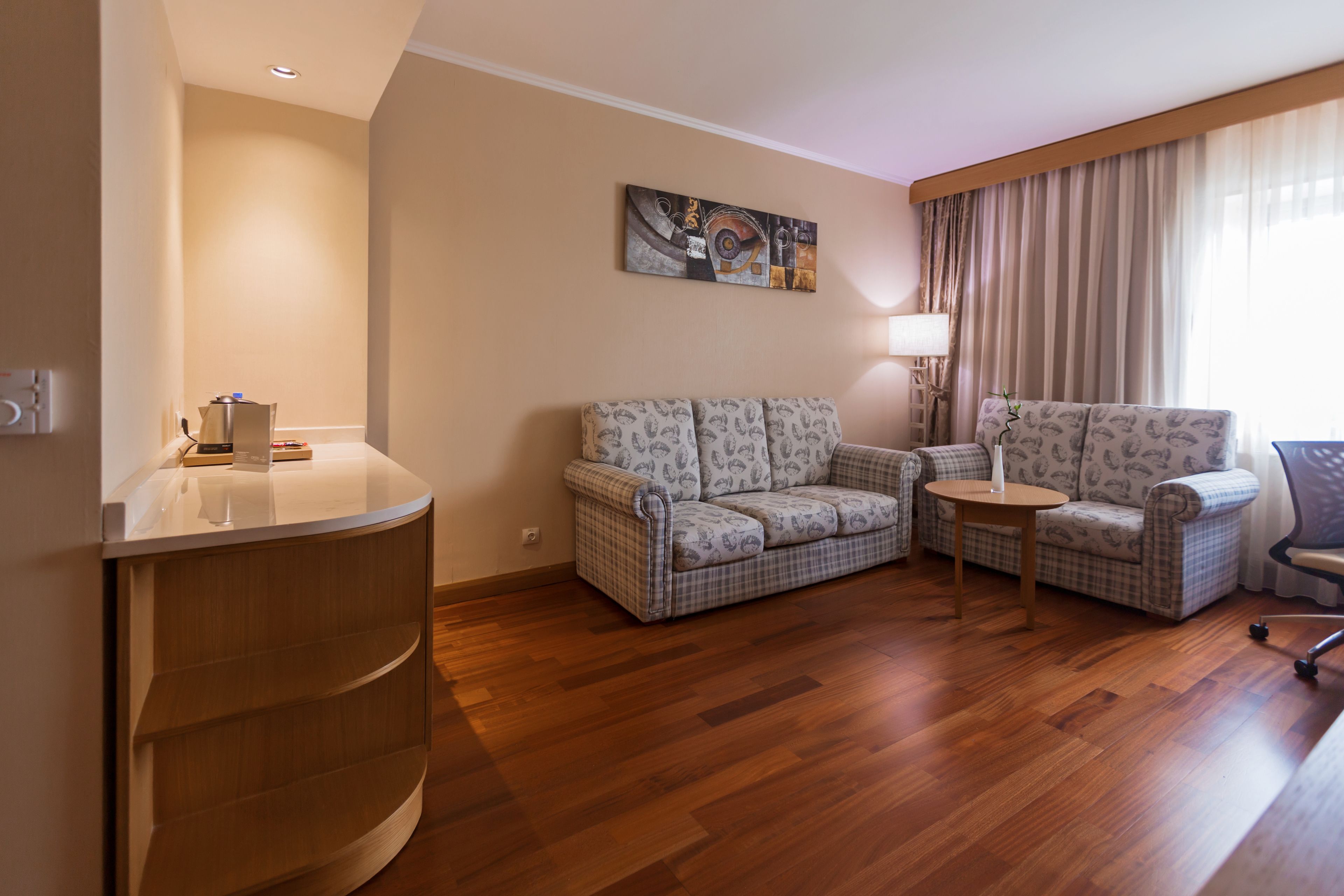 deluxe suite | 1 bedroom, in-room safe, blackout curtains, iron/ironing board