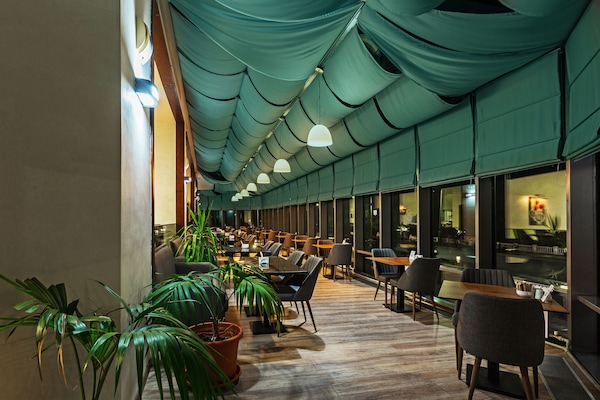 Breakfast, lunch, dinner served; international cuisine