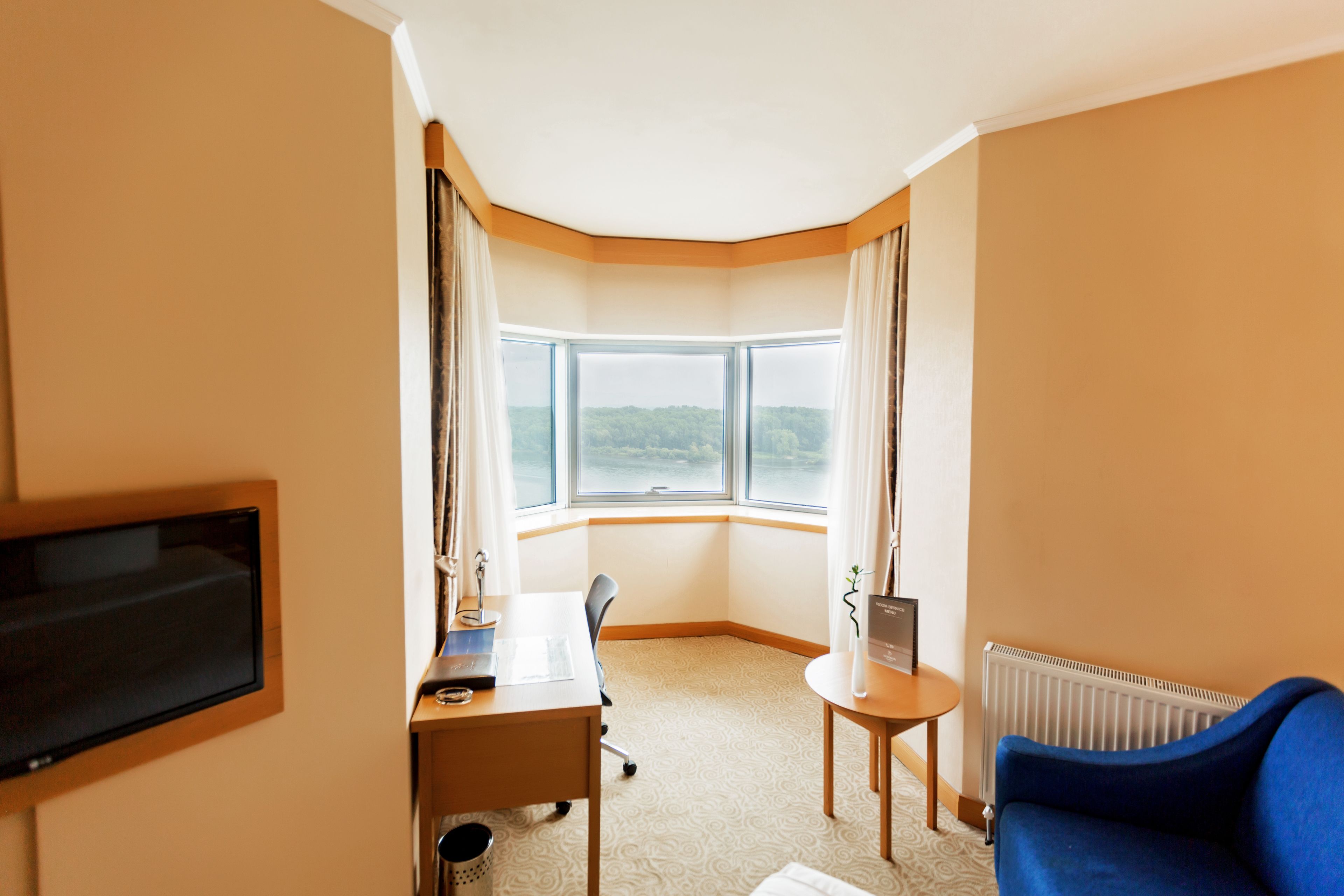 deluxe room, river view | 1 bedroom, in-room safe, blackout curtains, iron/ironing board