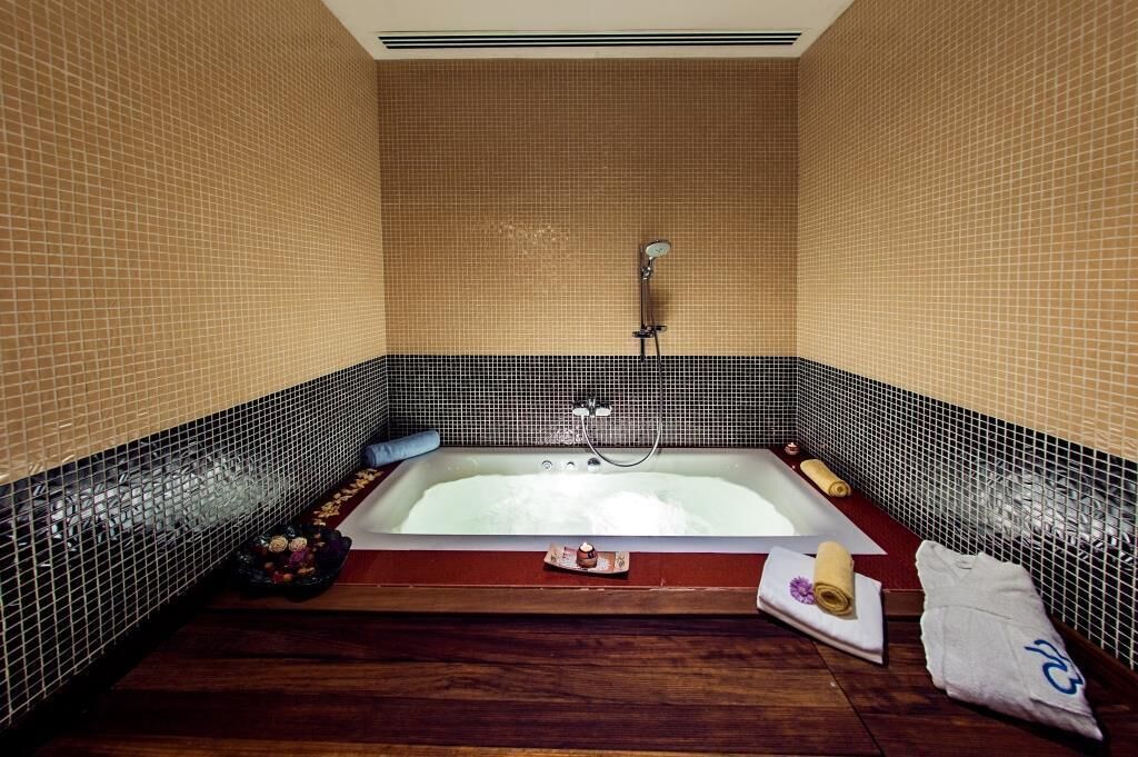 sauna, hot tub, steam room, turkish bath/hammam, body treatments