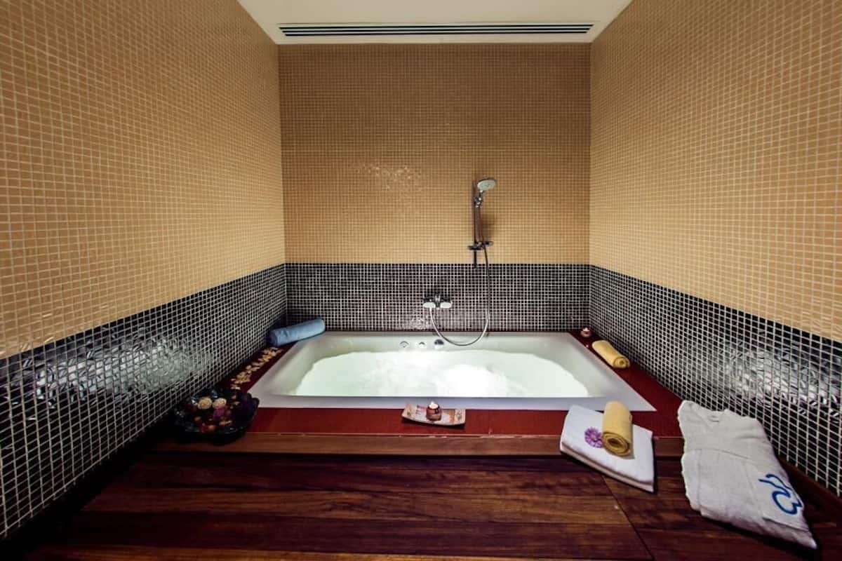 sauna, hot tub, steam room, turkish bath/hammam, body treatments