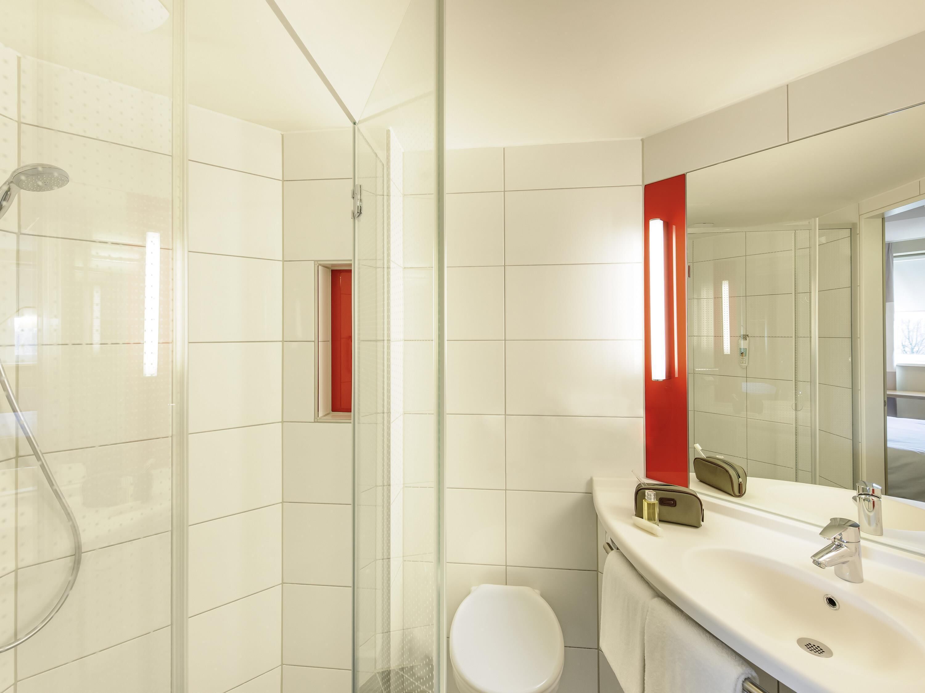  milieuvriendelijk toiletgerief, een haardroger, handdoeken