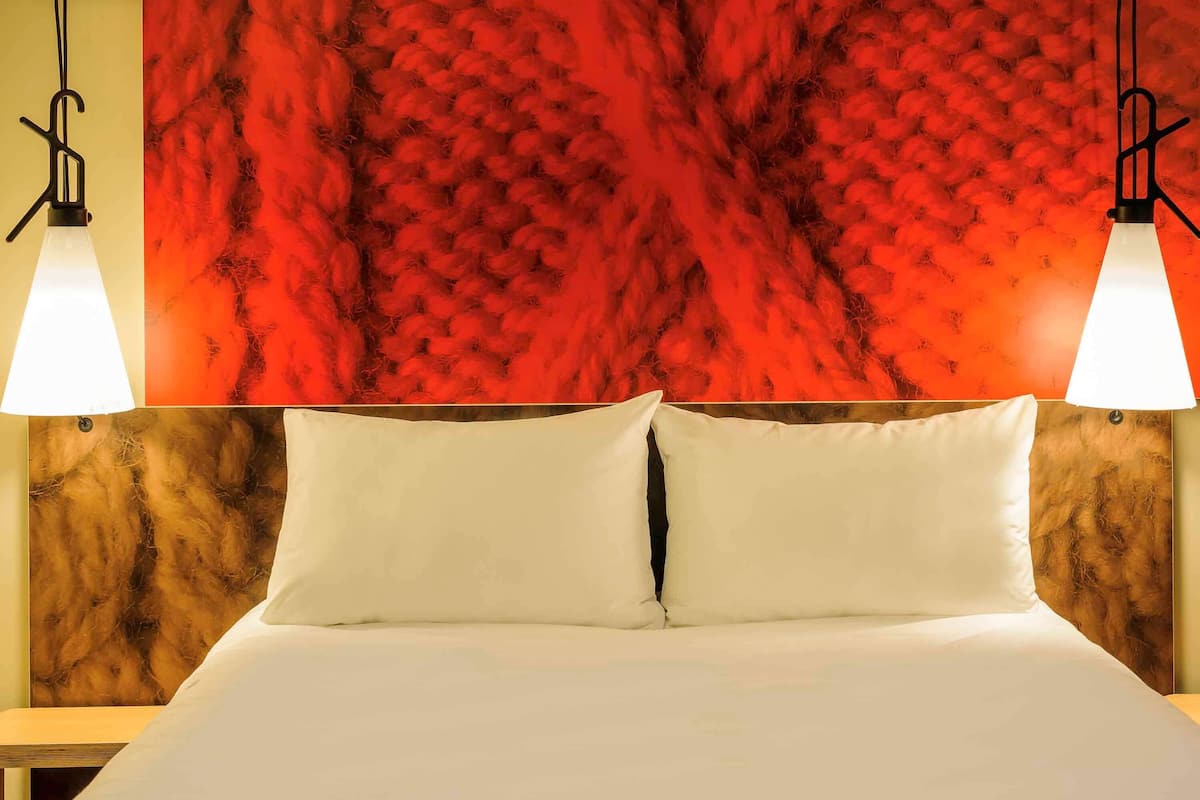 1 kamar tidur, seprai antialergi, brankas, dan tirai kedap cahaya