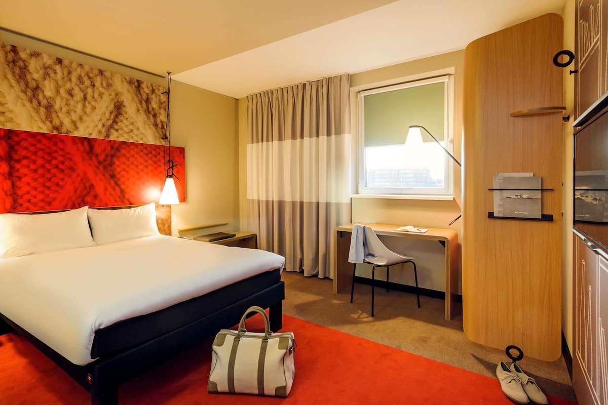Hypo-allergenic bedding, in-room safe, blackout curtains, soundproofing