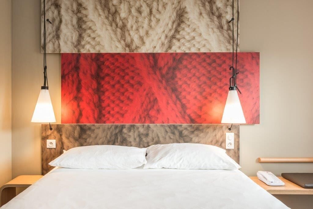 Hypo-allergenic bedding available, in-room safe, desk, laptop workspace