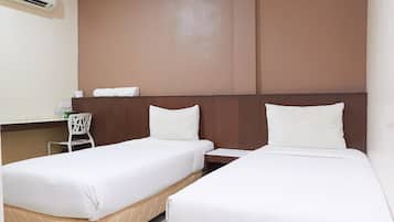 Escritorio, wifi gratis y ropa de cama