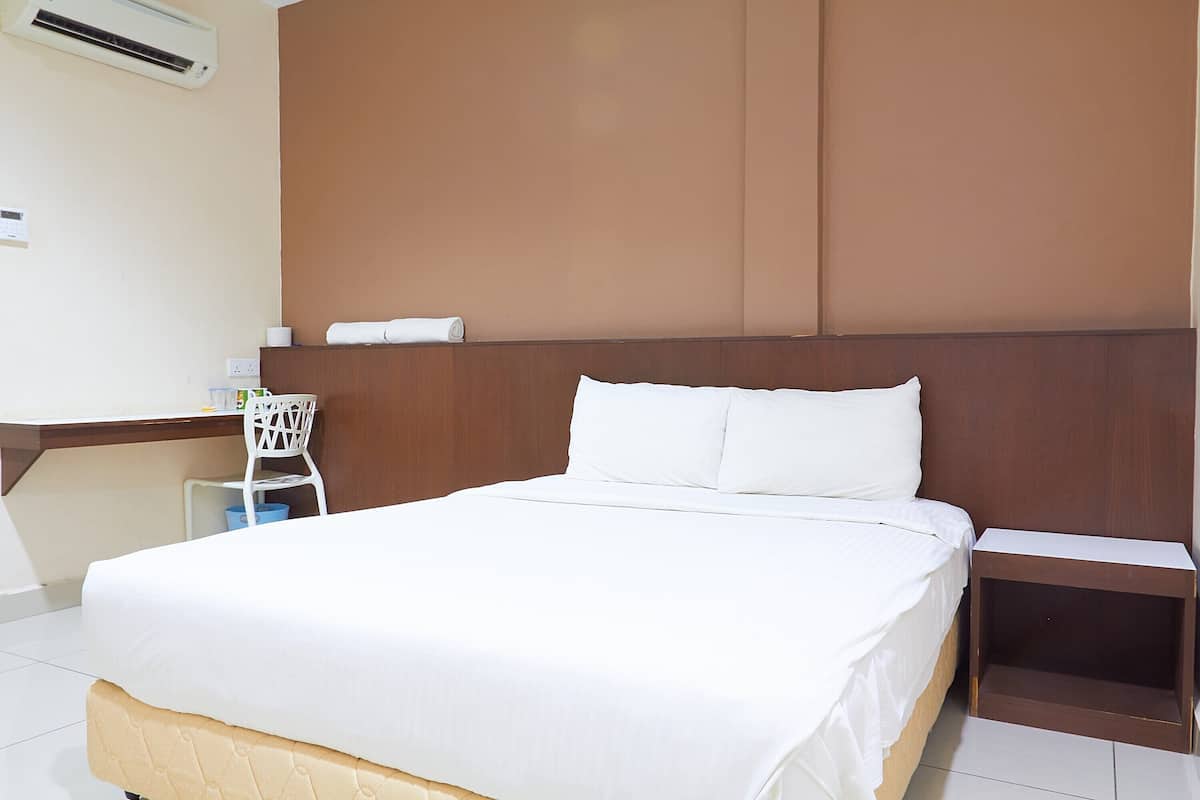 Quarto casal standard, sem janelas | Escrivaninha, Wi-Fi de cortesia, roupa de cama