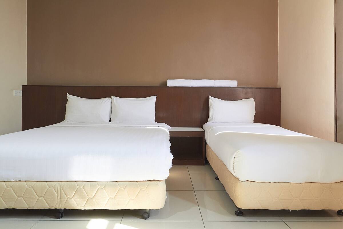 Quarto triplo standard | Escrivaninha, Wi-Fi de cortesia, roupa de cama