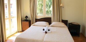 Minibar, in-room safe, desk, soundproofing - Hotel Karthea (Kea)