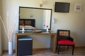 Double or Twin Room, Garden View | Room amenity - Hotel Karthea (Kea)