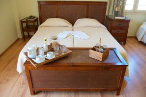 Minibar, caja de seguridad en la habitación y escritorio 