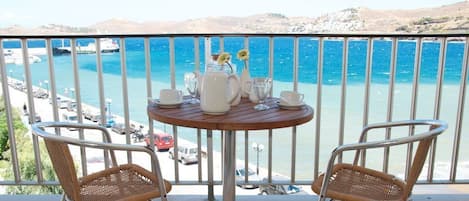 Kamer, 1 twee- of 2 eenpersoonsbedden, gedeeltelijk uitzicht op zee | Balkon