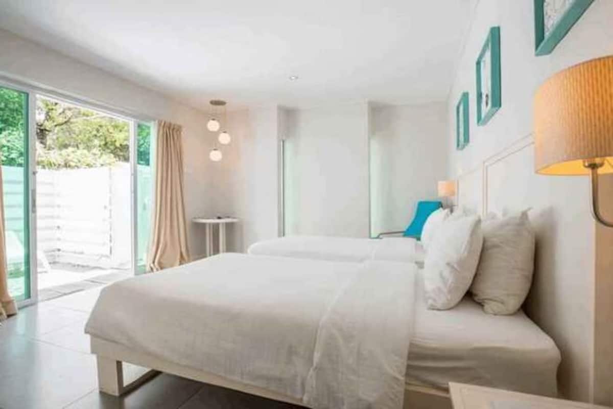 In-room safe, desk, laptop workspace, iron/ironing board