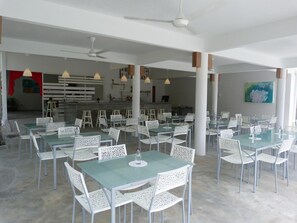 Se sirven desayunos, comidas, cenas y cocina local e internacional 