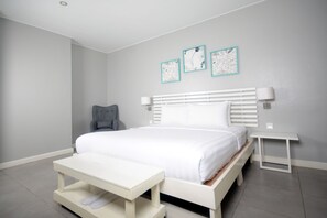 Habitación, 1 cama King size (Housekeeping on request - surcharge) | Caja de seguridad en la habitación y escritorio 