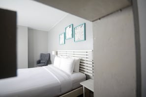 Chambre, 1 trĂšs grand lit (Housekeeping on request - surcharge) | Coffre-fort, bureau, espace de travail pour ordinateurs portables