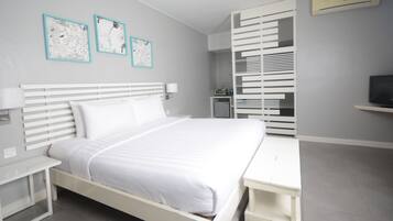 Huone, 1 suuri parisänky (Housekeeping on request - surcharge) | Tallelokero huoneessa, työpöytä