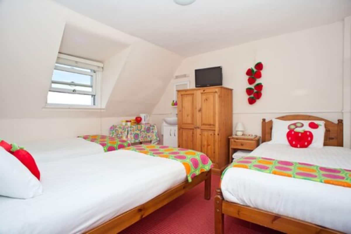 Iron/ironing board, free WiFi, bed sheets