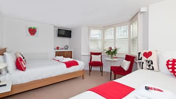 Tabla de planchar con plancha, wifi gratis y ropa de cama