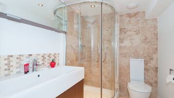 Family Quadruple Room, Private Bathroom | Bathroom | Hair dryer, towels
