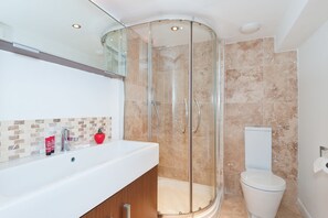 Familien-Vierbettzimmer, eigenes Bad | Badezimmer