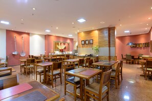 Free daily continental breakfast  - Faro Hotel São José dos Campos (São José dos Campos)