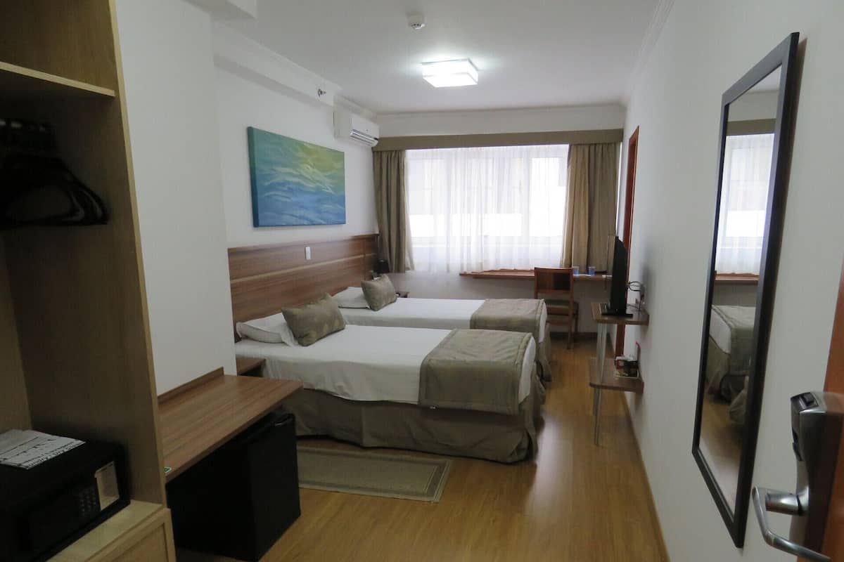 Minibar, escritorio, cortinas blackout y wifi gratis