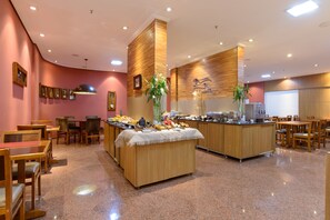 Café da manhã continental grátis todos os dias