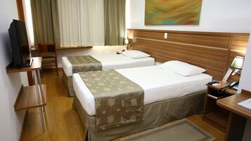 Quarto standard, 2 camas de solteiro | Frigobar, escrivaninha, cortinas blackout, Wi-Fi de cortesia